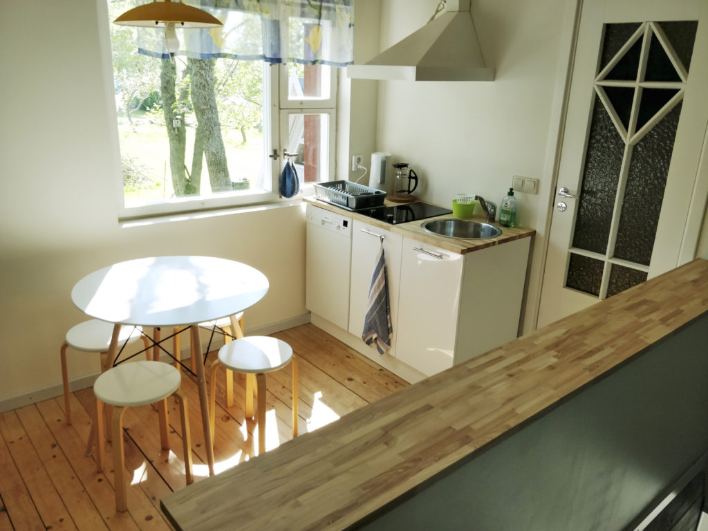 Köök – elektripliit ja kraanikauss | Kitchen – sink and electric stove top